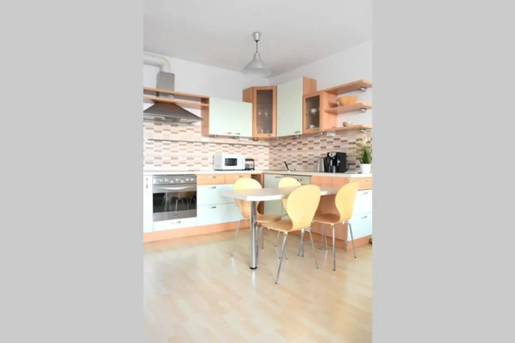 Modern Apartments - Airport 8Mins Prague