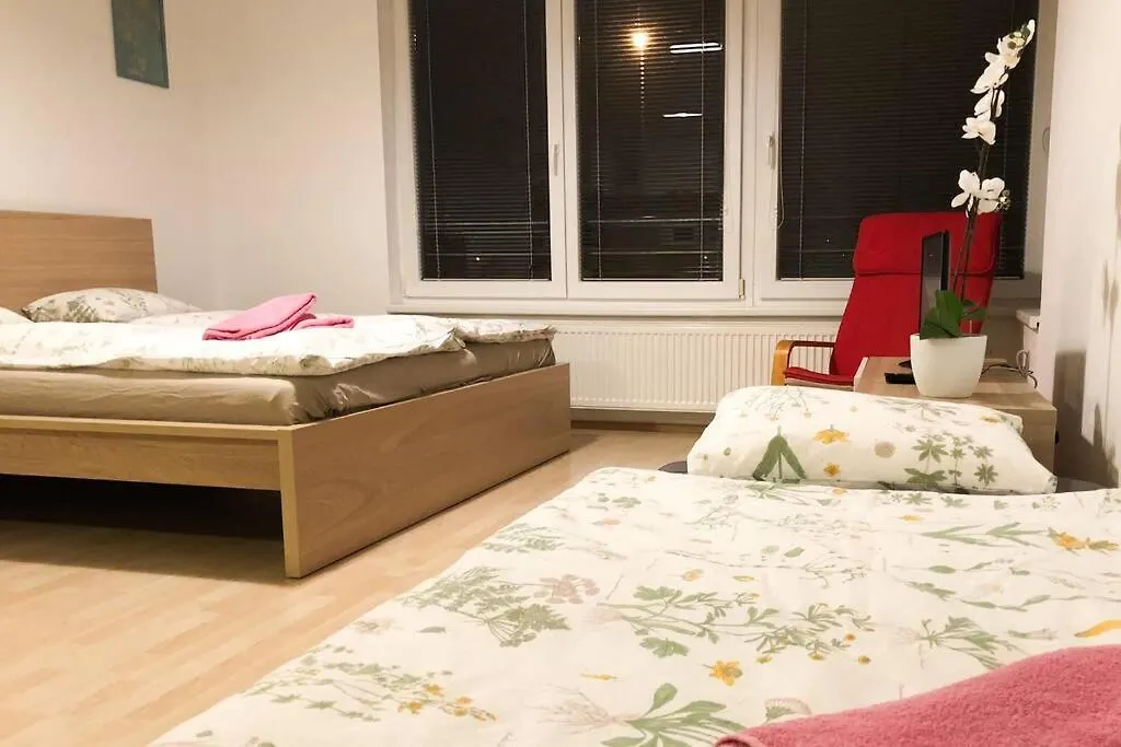 Modern Apartments - Airport 8Mins Prague