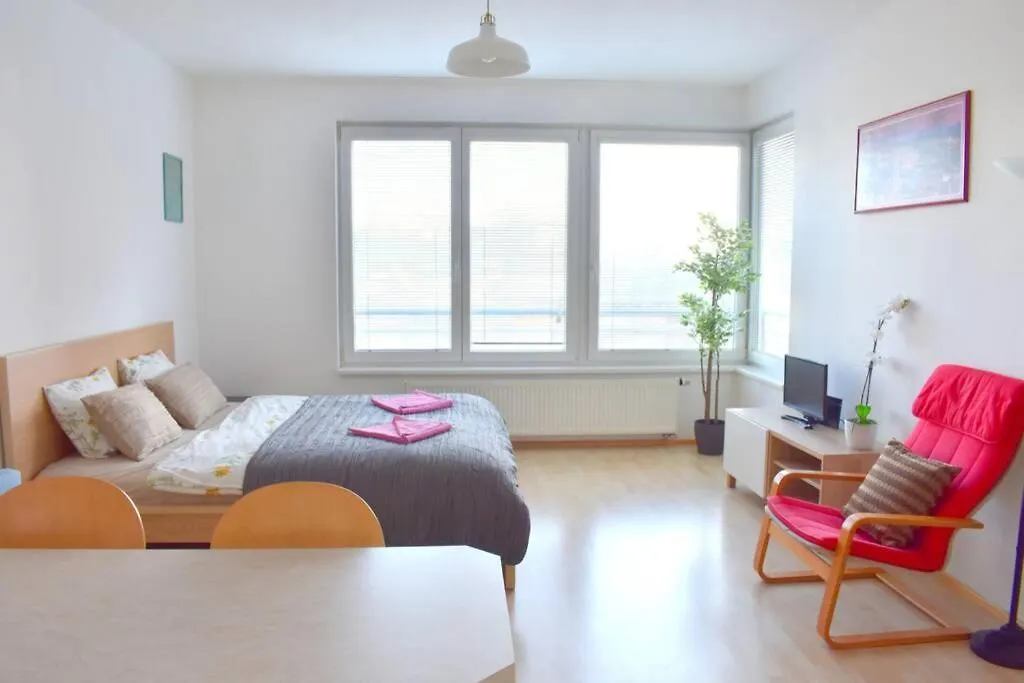 Modern Apartments - Airport 8Mins Prague